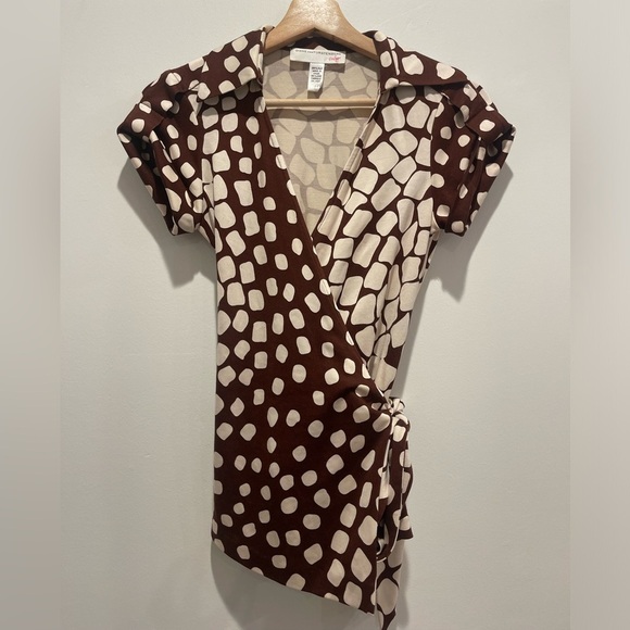 Diane von Furstenberg Vintage Silk Chocolate Dot Jilda wrap blouse size 0 - Picture 1 of 6